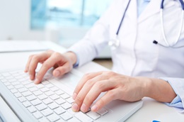 Médico en su consulta